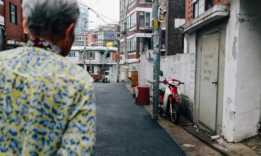 서울 북촌·삼청동 산책 코스 - 북촌한옥마을 계단길에서 내려다본 기와지붕 전경