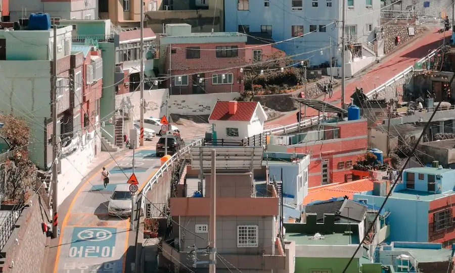 서울 북촌·삼청동 산책 코스 - 삼청동길 갤러리 앞을 걷는 산책객 모습