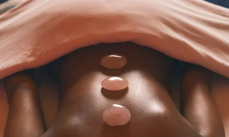 딥티슈 마사지 - 팔꿈치로 어깨 깊은 근육을 천천히 눌러 들어가는 장면