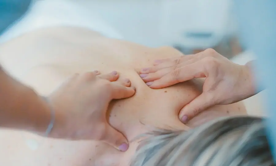 발 반사구 마사지 - 엄지로 발바닥 아치를 짚어가며 구역별로 확인하는 손동작
