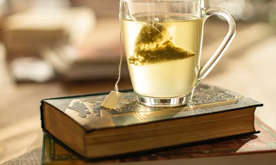 갱년기 컨디션 관리 - 따뜻한 손길로 어깨와 등 근육을 천천히 풀어주는 장면