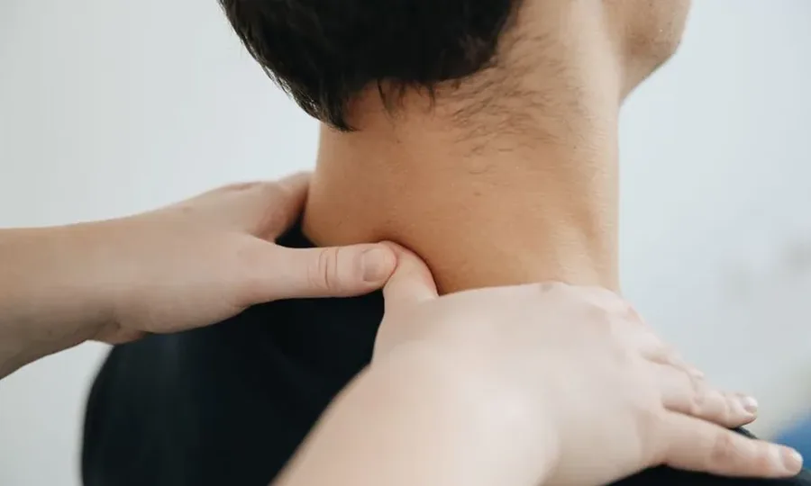 어깨를 짚어 보이는 손